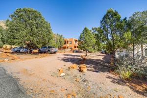 セドナにある10 Mi to Dtwn Pet-Friendly Sedona Getaway!の木陰の未舗装道路