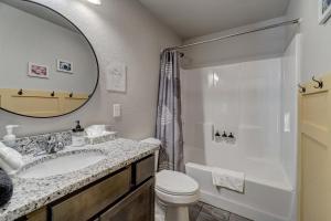 Executive Golf Course Home, Family Friendly في رابيد سيتي: حمام مع حوض ومرحاض ودش +48 صورة