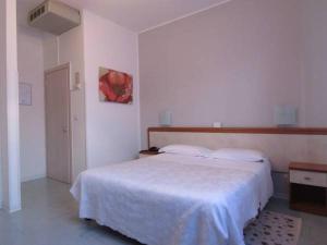 A bed or beds in a room at Hotel Marta