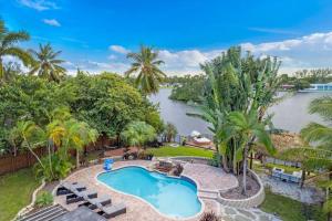 Πισίνα στο ή κοντά στο Waterfront Jungle House Firepit Sunset and more!
