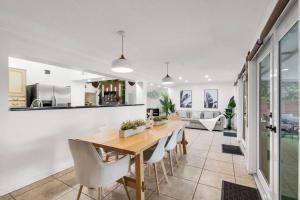 Η κουζίνα ή μικρή κουζίνα στο Waterfront Jungle House Firepit Sunset and more!