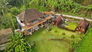 una vista aérea de una casa con patio en Villa Lumbung Ayu Sari & Spa, en Karangasem