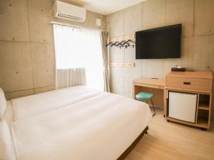 The BREAKFAST HOTEL MARCHE Ishigaki Island的电视和/或娱乐中心
