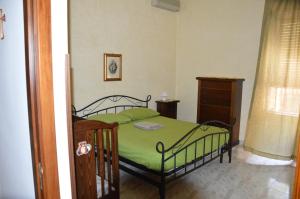ジョイオーザ・マレーアにあるGiocasaのベッドルーム1室(緑色のベッドカバー付)