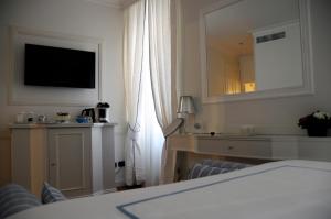 羅馬的住宿－特萊維噴泉套房酒店，酒店客房,配有床和镜子