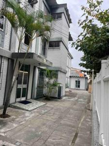 an empty street in front of a building at Condomínio Perto da Praia in Cabo Frio