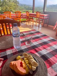 シデメンにあるLumbung ayu sari and spaの食器一皿と水一本