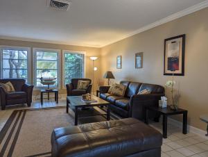 een woonkamer met leren banken en een tafel bij Vacation Home on Coral Sands in Venice