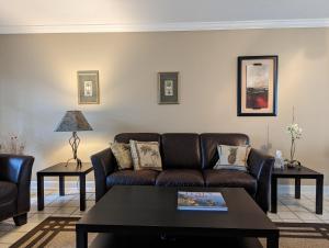 een woonkamer met een bank en twee tafels bij Vacation Home on Coral Sands in Venice +38 foto's