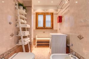 Residenza Amoroma في روما: حمام مع مرحاض ومغسلة