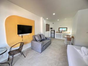 Televisyen dan/atau pusat hiburan di Sunrise Serenity Phuket Resort