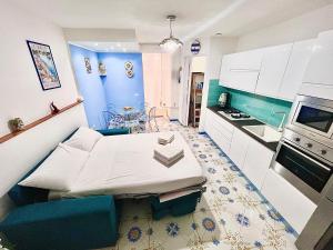 a hospital room with a bed and a kitchen at Onda Marina in Naples