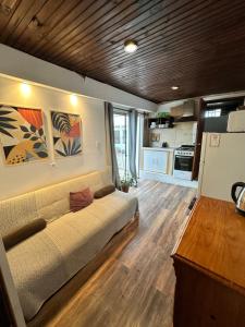 a living room with a couch and a kitchen at Serendipia in Maldonado