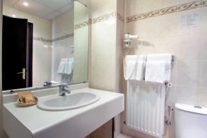 Ein Badezimmer in der Unterkunft Hôtel Las Donnas, Auron