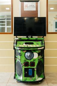 Elle comprend une télévision à écran plat. dans l'établissement Villa Baldeo Resort, à Campo