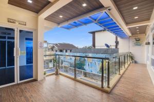 d'un balcon avec vue sur une maison. dans l'établissement Villa Baldeo Resort, à Campo