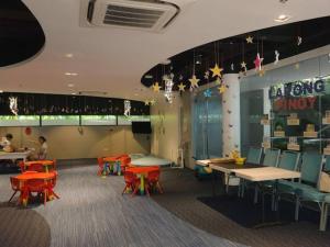 una classe con tavoli e sedie e una zona di apprendimento di One-Bedroom Tambuli Mactan Corner Unit with Balcony a Lapu Lapu City Altre 21 foto