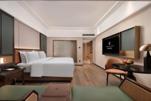 Llit o llits en una habitació de Mehood Lestie Hotel Dongguan Chang'an