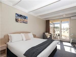 Postel nebo postele na pokoji v ubytování Tween Waters Merimbula