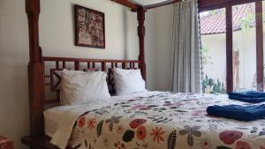 Rumah Paros & Gallery客房内的一张或多张床位