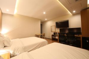 Hotel Prima Busan的电视和/或娱乐中心