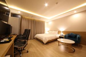 Hotel Prima Busan的电视和/或娱乐中心