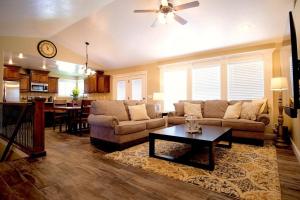 un salon avec un canapé et une table dans l'établissement 3 Car Garage Full Kitchen Large Backyard Smart TVs, à Idaho Falls
