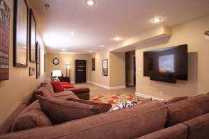 un salon avec deux canapés et une télévision à écran plat dans l'établissement 3 Car Garage Full Kitchen Large Backyard Smart TVs, à Idaho Falls