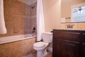 une salle de bain avec toilettes, baignoire et lavabo dans l'établissement 3 Car Garage Full Kitchen Large Backyard Smart TVs, à Idaho Falls 20 autres photos