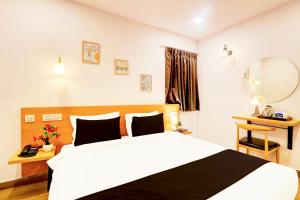 Кровать или кровати в номере Super Townhouse CASA GRAND HIMAYATNAGAR