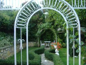 A garden outside Hársfa Szálló