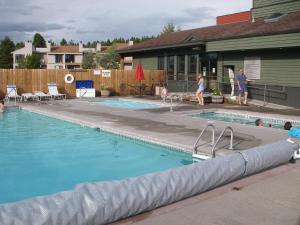 basen z ludźmi stojącymi wokół niego w obiekcie Fraser Condo for Xmas-New Years, 1B and loft, 1 Bath, Sleeps up to 4 w mieście Fraser