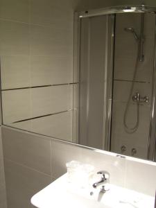 Un baño con lavabo y un espejo grande. en PR Tambre, en Santiago de Compostela