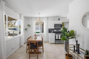 Kuchyň nebo kuchyňský kout v ubytování 15 min to JT Park Hot Tub Cute Design Full Kitchen + 23 fotografií