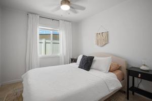 Postel nebo postele na pokoji v ubytování 15 min to JT Park Hot Tub Cute Design Full Kitchen