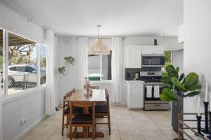 Kuchyň nebo kuchyňský kout v ubytování 15 min to JT Park Hot Tub Cute Design Full Kitchen