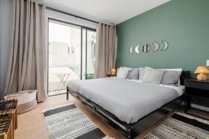 Katil atau katil-katil dalam bilik di ALOHA Amazing 2BR Condo with Private Terrace