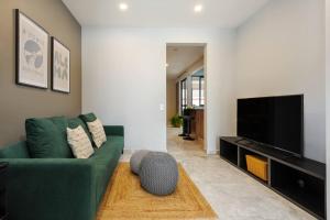 Televisyen dan/atau pusat hiburan di ALOHA Amazing 2BR Condo with Private Terrace