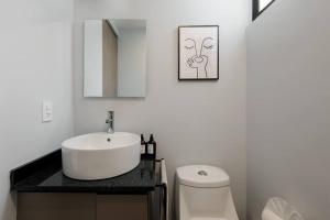 Bilik mandi di ALOHA Amazing 2BR Condo with Private Terrace +29 gambar