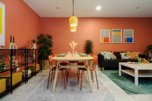 Ruang duduk di ALOHA Amazing 2BR Condo with Private Terrace
