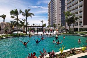 een groep mensen die in een zwembad zwemmen bij Salinas Premium Resort Varanda in Salinópolis