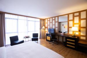 TV a/nebo společenská místnost v ubytování The Tarntawan Hotel Surawong Bangkok