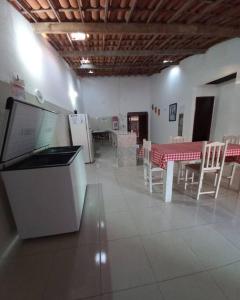 a room with a kitchen with a table and chairs at Casa Flor Morena in Aracati