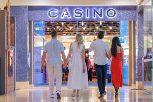 Гости Pullman Reef Hotel Casino