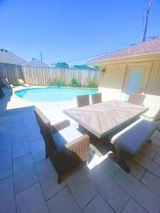 Bazén v ubytování Luxury Plano Home Private Pool Near Legacy West by Vacation Your Way nebo v jeho okolí