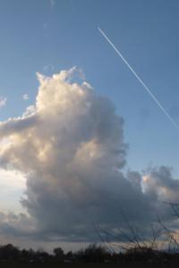 una gran formación de nubes en un cielo azul en Vadszőlő Vendégház en Cák