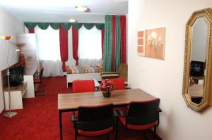 Hotel Garni Daniela Urich的电视和/或娱乐中心