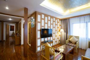 TV a/nebo společenská místnost v ubytování The Tarntawan Hotel Surawong Bangkok