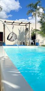 Πισίνα στο ή κοντά στο A Casa Paradisíaca ll Luxo Piscina Super Mega Quente até 50 graus Aquecimento Elétrico e Solar Casa com Sauna a Vapor e Ar Condicionado em Todos Ambientes e Lavanderia com Roupa de Cama e Banho