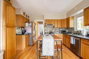 A kitchen or kitchenette at Gem by the water with firepit & all fenced backyard 2 Bedrooms